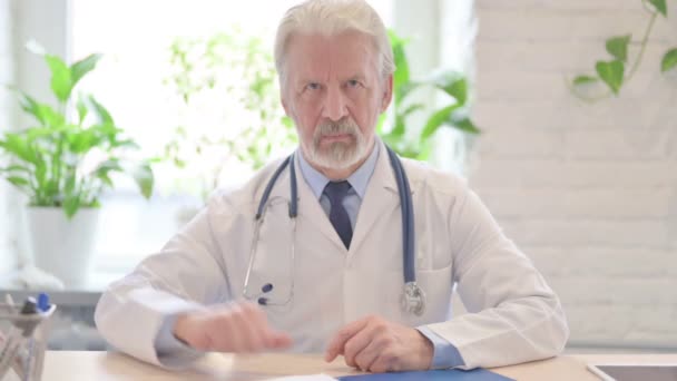 Αναστατωμένη Παλιά Γιατρός Δείχνει Αντίχειρες Κάτω — Αρχείο Βίντεο