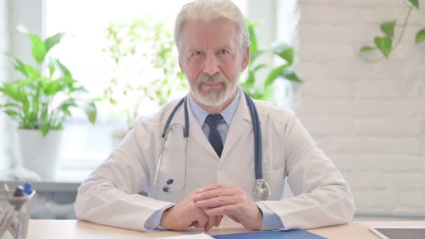 Παλιός Γιατρός Δείχνει Αντίχειρες Επάνω Στην Εργασία Στην Κλινική — Αρχείο Βίντεο