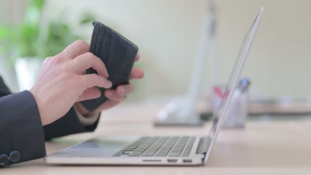 Zbliżenie Młodych Przedsiębiorców Dokonywanie Płatności Online — Wideo stockowe