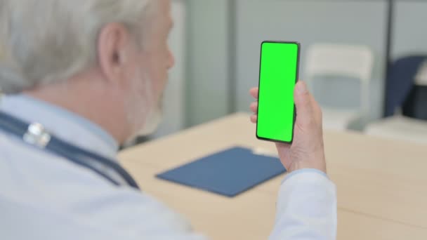 Close Del Vecchio Medico Utilizzando Smartphone Con Schermo Verde — Video Stock