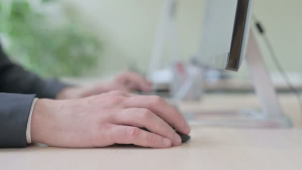マウスを使用してデスクトップキーボードを入力する若いビジネスマンのサイドビュー — ストック動画