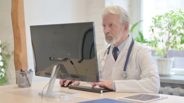Παλιός Γιατρός Που Εργάζεται Φορητό Υπολογιστή Στην Κλινική — Αρχείο Βίντεο
