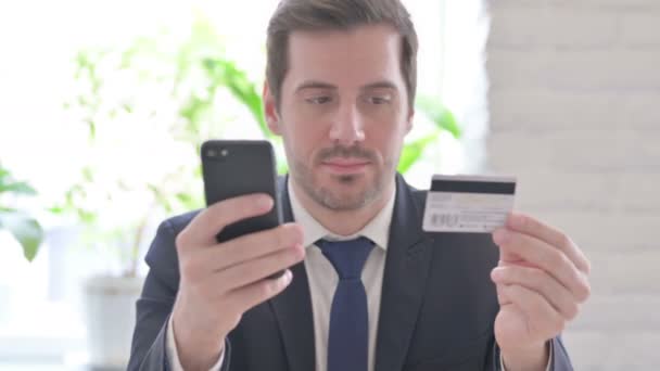 Hombre Negocios Adulto Joven Que Hace Compras Línea Teléfono Inteligente — Vídeos de Stock