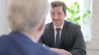 Ofiste İş Konuşan Güvenilir İş Adamları