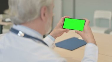 Eski Doktor 'un Yeşil Ekranlı Akıllı Telefonu İzlemesini Kapat 