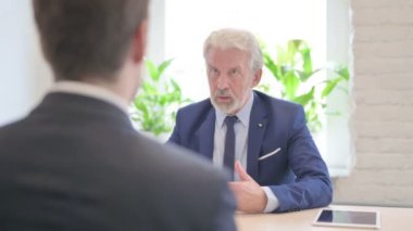 Eski İşadamı Ofiste İşadamıyla Konuşuyor