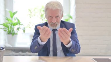 Kamerayı gösteren eski iş adamını davet ediyorum.