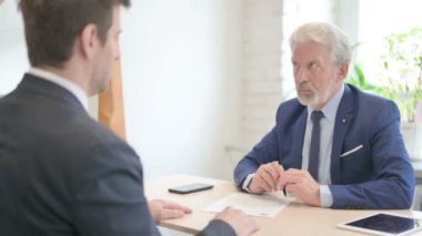 İş adamları ofiste iş tartışıyor