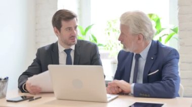 İş adamları ofiste iş tartışıyor