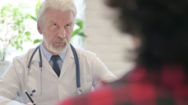 Klinikteki Hastayla Konuşan Yaşlı Doktorun Yakın Çekimi