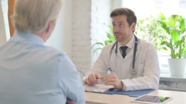 Doktor Yaşlı Hastayla Sağlık Raporunu Tartışıyor