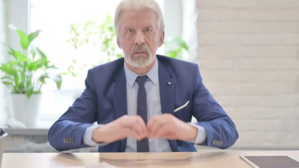 Liebender Alter Geschäftsmann Zeigt Herzform Der Hand — Stockvideo