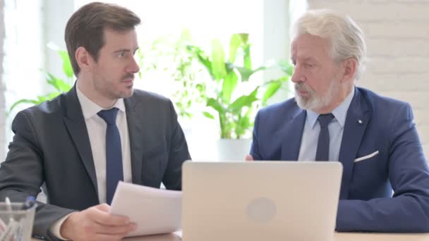 Ancien Homme Affaires Parler Avec Collègue Bureau Gens Affaires — Video
