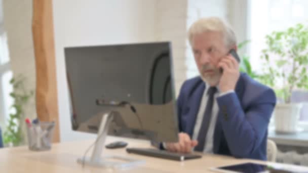 Vecchio Uomo Affari Che Parla Telefono Mentre Lavora Computer — Video Stock