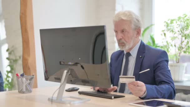 コンピュータ上でオンライン決済を行う幸せな古いビジネスマン — ストック動画