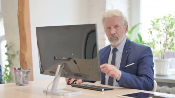 古いビジネスマンは デスクトップコンピュータを使用している間に拒否で頭を振る — ストック動画