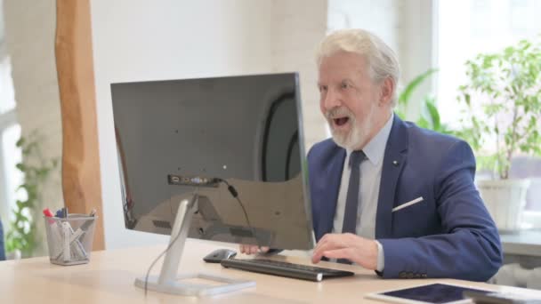 コンピュータで仕事をしながら成功を祝う古いビジネスマン — ストック動画