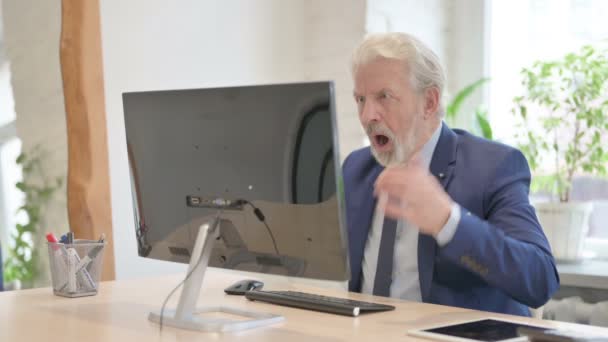 老商人在电脑上工作时对损失的反应 — 图库视频影像