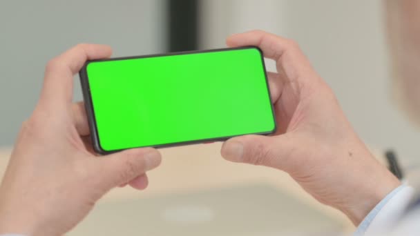 Κοντινό Πλάνο Του Κρατώντας Smartphone Πράσινη Οθόνη — Αρχείο Βίντεο