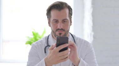 Akıllı telefon kullanan Erkek Doktor Portresi