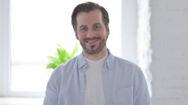 Olgun adam kameraya gülümseyen portresi