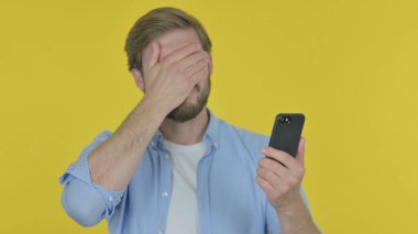 Smartphone 'da Sarı Arkaplanda Gelişigüzel Genç Adam Kaybı
