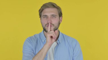 Dudakları Parmaklı Sıradan Genç Adam, Sessizlik Sarı Ekran