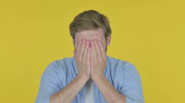 Sarı Arkaplanda Gündelik Genç Adam Tepki Verme Kaybı