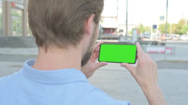 Orta Çağ Adamı 'nın Kapanışı Yeşil Ekran Açık Hava ile Akıllı Telefon Kullanıyor