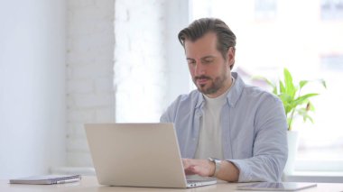 Laptop ofiste çalışan olgun adam