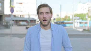 Açık havada kaybolan orta yaşlı bir adamın portresi.