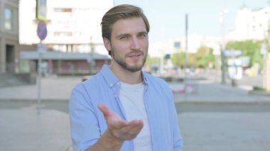 Sevilen Orta Çağ Adamı Uçan Öpücük Veriyor