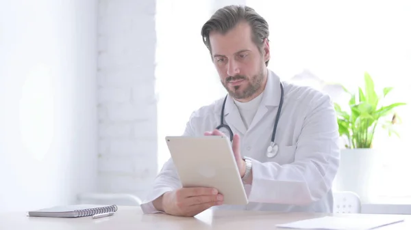 Male Doctor Using Tablet While Sitting Clinic — Stock Photo, Image