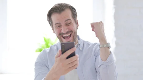 Mature Man Celebrating Success Smartphone — Stock fotografie