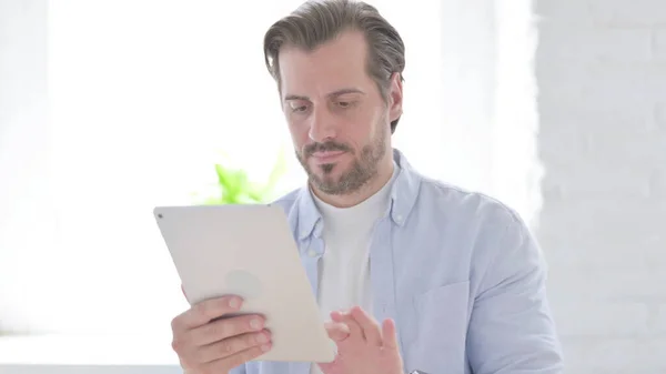 Mature Man Browsing Internet Tablet — Stok fotoğraf