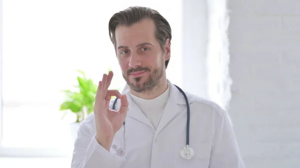 Πορτρέτο Του Ανδρικού Γιατρού Δείχνει Σύμβολο Της Νίκης Δάχτυλο — Φωτογραφία Αρχείου