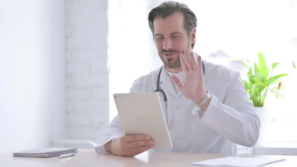Male Doctor Making Video Call Tablet Clinic — Fotografia de Stock