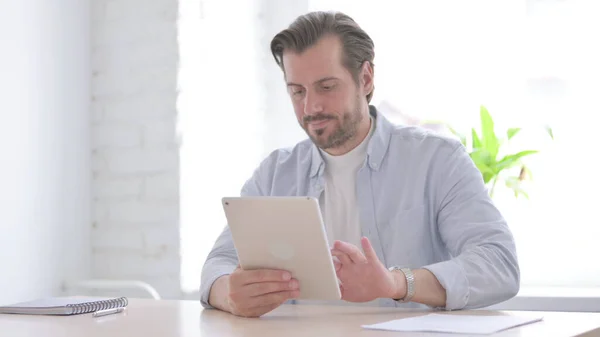 Mature Man Using Tablet While Sitting Office — Foto de Stock