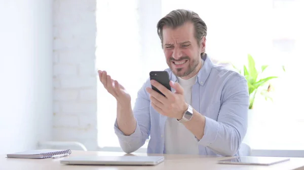 Upset Mature Man Reacting Loss Smartphone Office — Fotografia de Stock