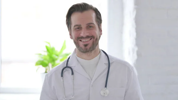 Retrato Médico Masculino Sorrindo Para Câmera — Fotografia de Stock