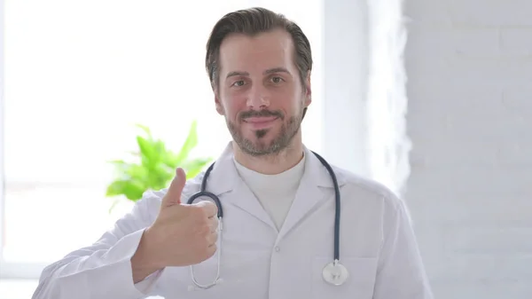 Portret Mężczyzny Lekarz Pokazując Kciuki Górę Znak — Zdjęcie stockowe