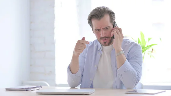 Upset Mature Man Talking Angrily Smartphone Office — Stockfoto