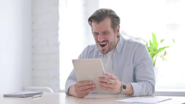 Mature Man Reacting Loss Tablet Office — Stok fotoğraf