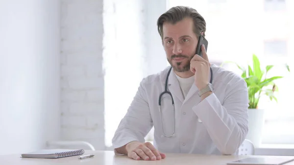 Αρσενικό Γιατρός Μιλώντας Στο Τηλέφωνο Στην Κλινική — Φωτογραφία Αρχείου