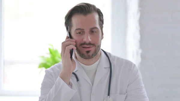 Портрет Чоловіка Доктора Розмовляючи Телефону — стокове фото