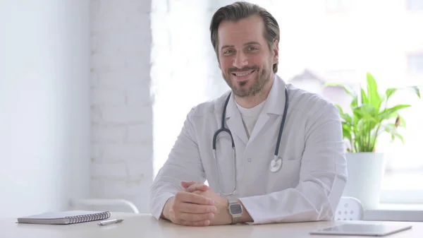 Male Doctor Smiling Camera While Sitting Clinic — Stock Photo, Image