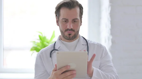 Ofiste Tablet Kullanan Erkek Doktor Portresi — Stok fotoğraf