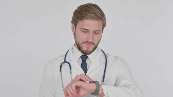 Молодой Доктор Использует Умные Часы Белом Фоне — стоковое фото
