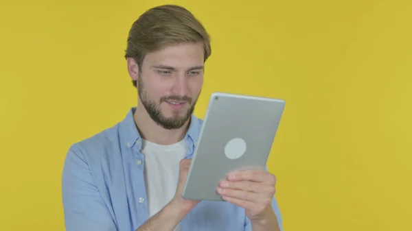 Hombre Joven Casual Usando Tableta Digital Sobre Fondo Amarillo —  Fotos de Stock