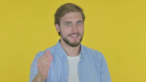 Angry Casual Young Man Arguing Yellow Background — Stock Fotó